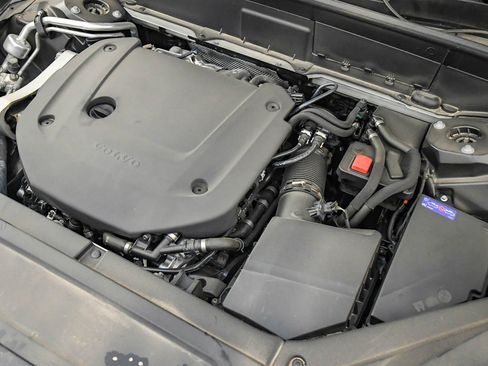 Certified 2025 Volvo XC90 B6 Plus image 32