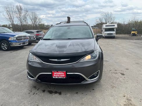 Used 2017 Chrysler Pacifica Touring-L Plus FWD image 2