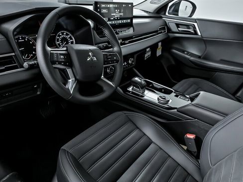 New 2025 Mitsubishi Outlander TRAIL image 12