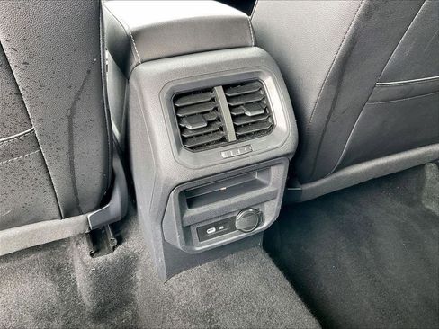 Used 2024 Volkswagen Tiguan SE image 25