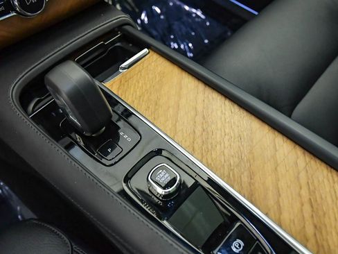 Certified 2025 Volvo XC90 B6 Plus image 27