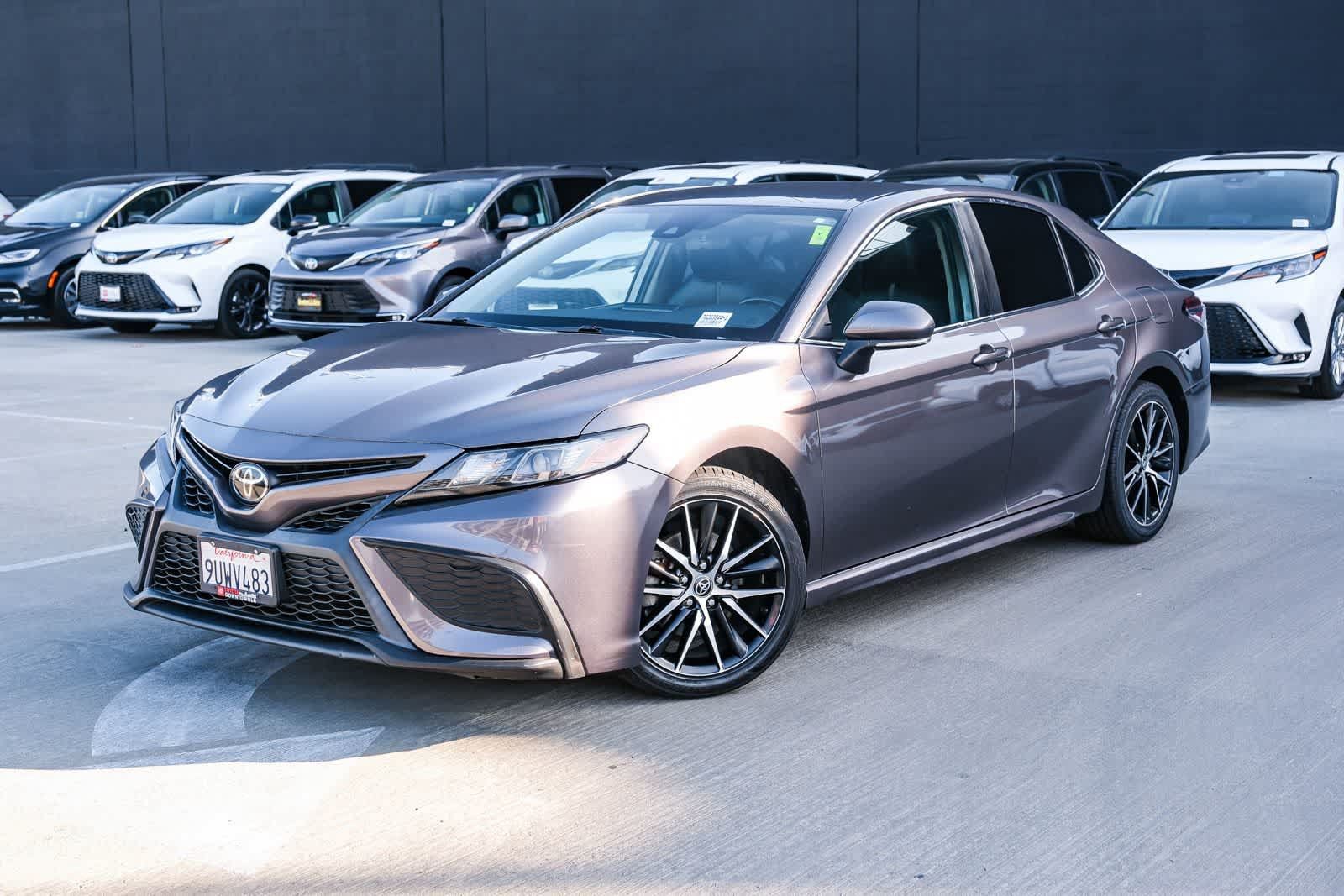 Used 2022 Toyota Camry SE FWD image 1