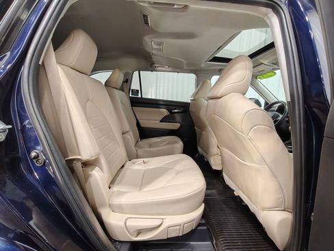 Used 2023 Toyota Highlander XLE AWD/4WD image 23