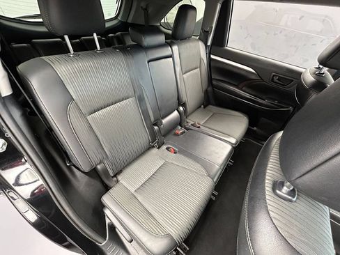 Used 2019 Toyota Highlander Plus FWD image 11