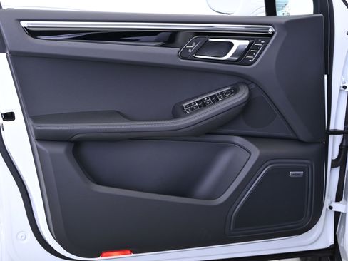 Certified 2025 Porsche Macan image 34