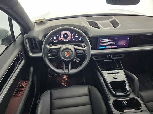Used 2025 Porsche Cayenne image 18