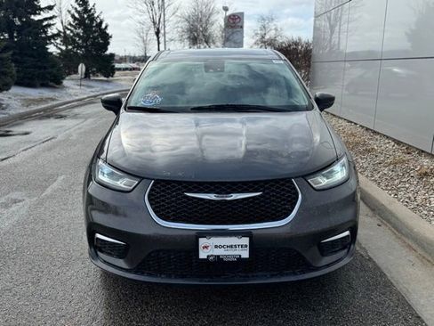 Used 2023 Chrysler Pacifica Touring-L image 35