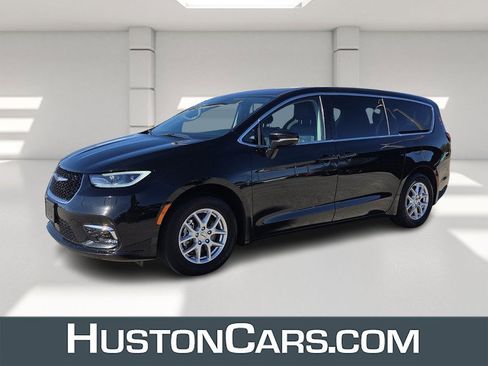 Used 2024 Chrysler Pacifica Touring-L image 1