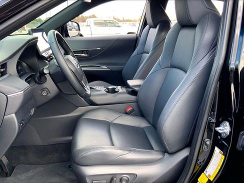 Certified 2024 Toyota Venza XLE image 8