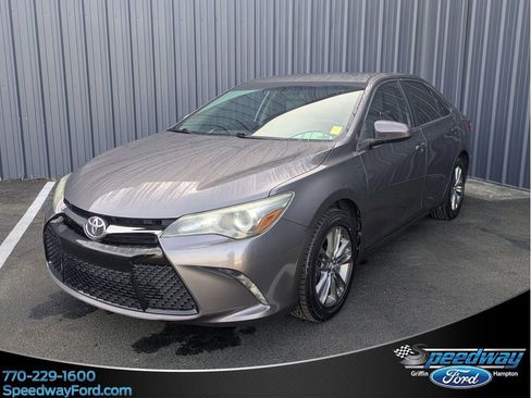 Used 2017 Toyota Camry SE image 1