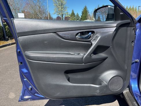 Used 2017 Nissan Rogue SV image 18