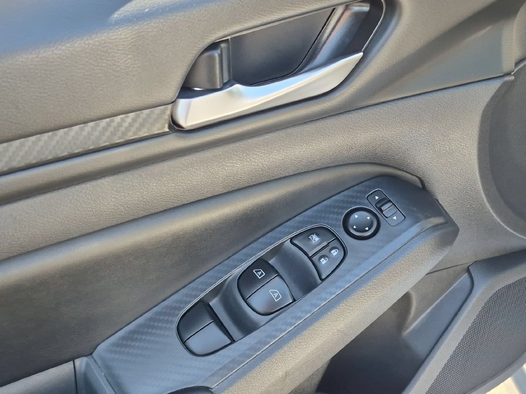 Used 2025 Nissan Altima 2.5 SV FWD image 13