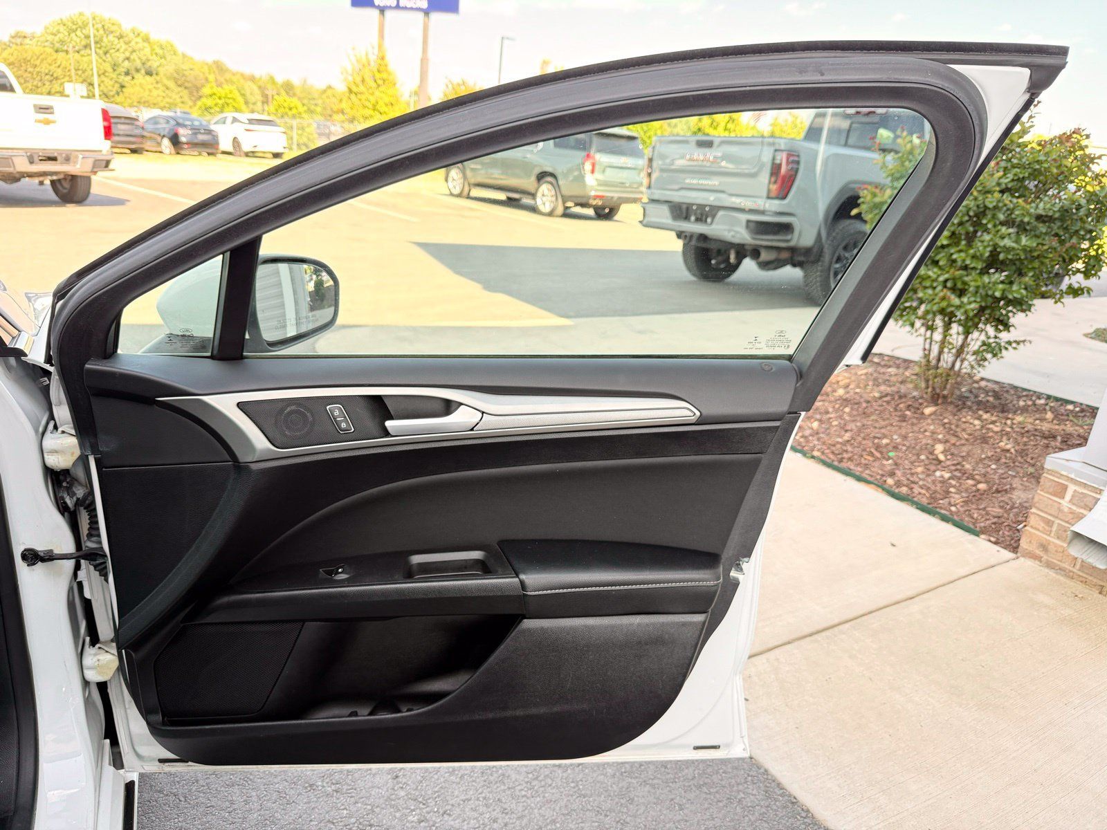 Used 2019 Ford Fusion SE FWD image 18