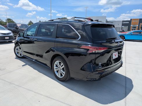 Certified 2023 Toyota Sienna XSE image 5