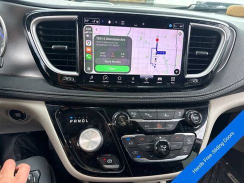 Used 2022 Chrysler Pacifica Touring-L w/ Uconnect Theater Family Group FWD image 15
