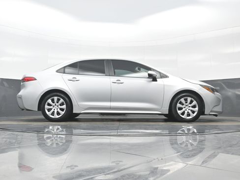Used 2021 Toyota Corolla LE image 31