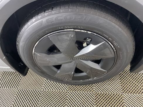 Used 2024 Toyota Prius Prime FWD image 11