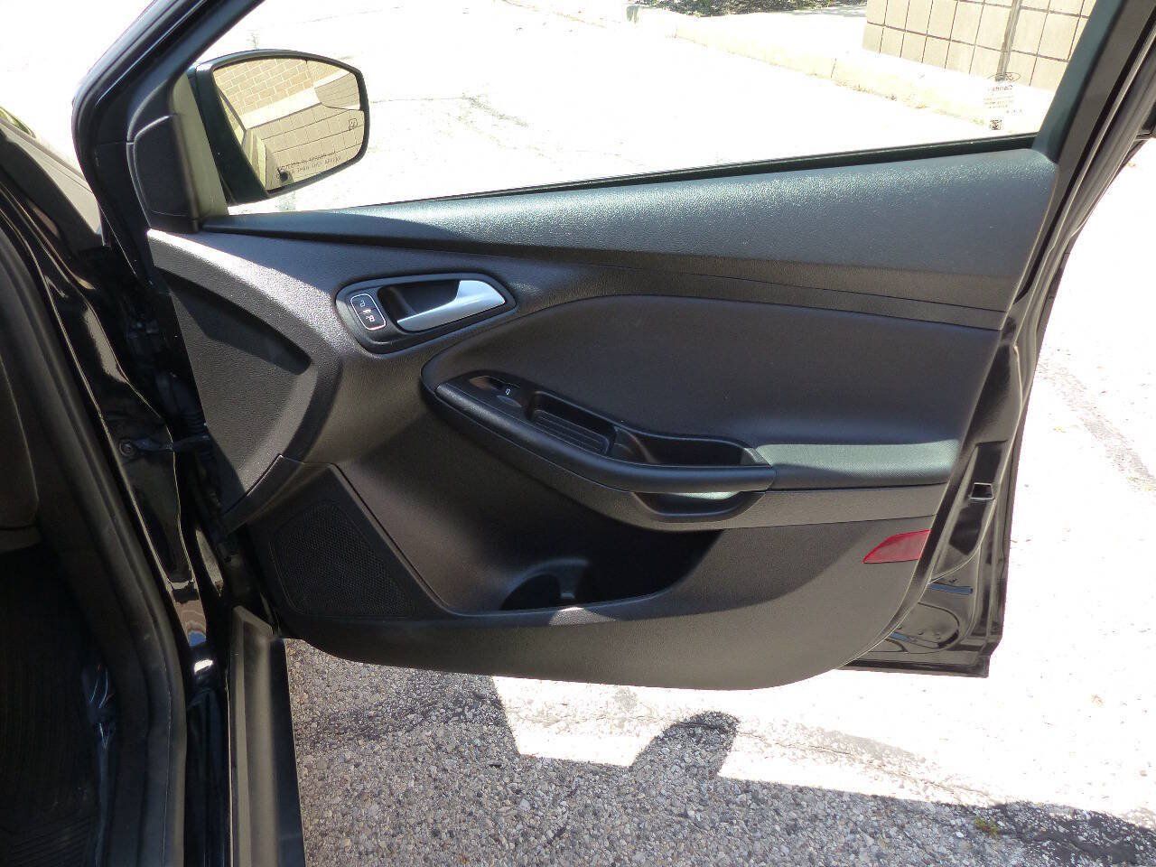 Used 2016 Ford Focus SE w/ SE Cold Weather Package FWD image 42
