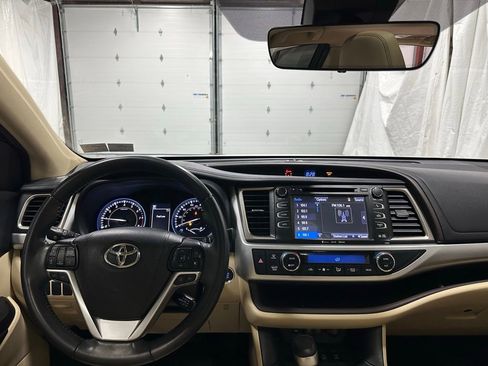 Used 2019 Toyota Highlander XLE AWD/4WD image 16