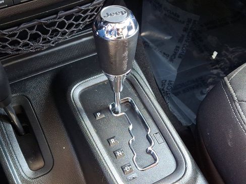 Used 2017 Jeep Wrangler Unlimited Rubicon w/ Cold Weather Group image 15