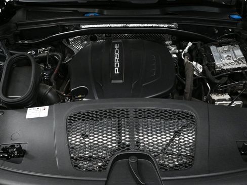 Certified 2020 Porsche Macan image 36