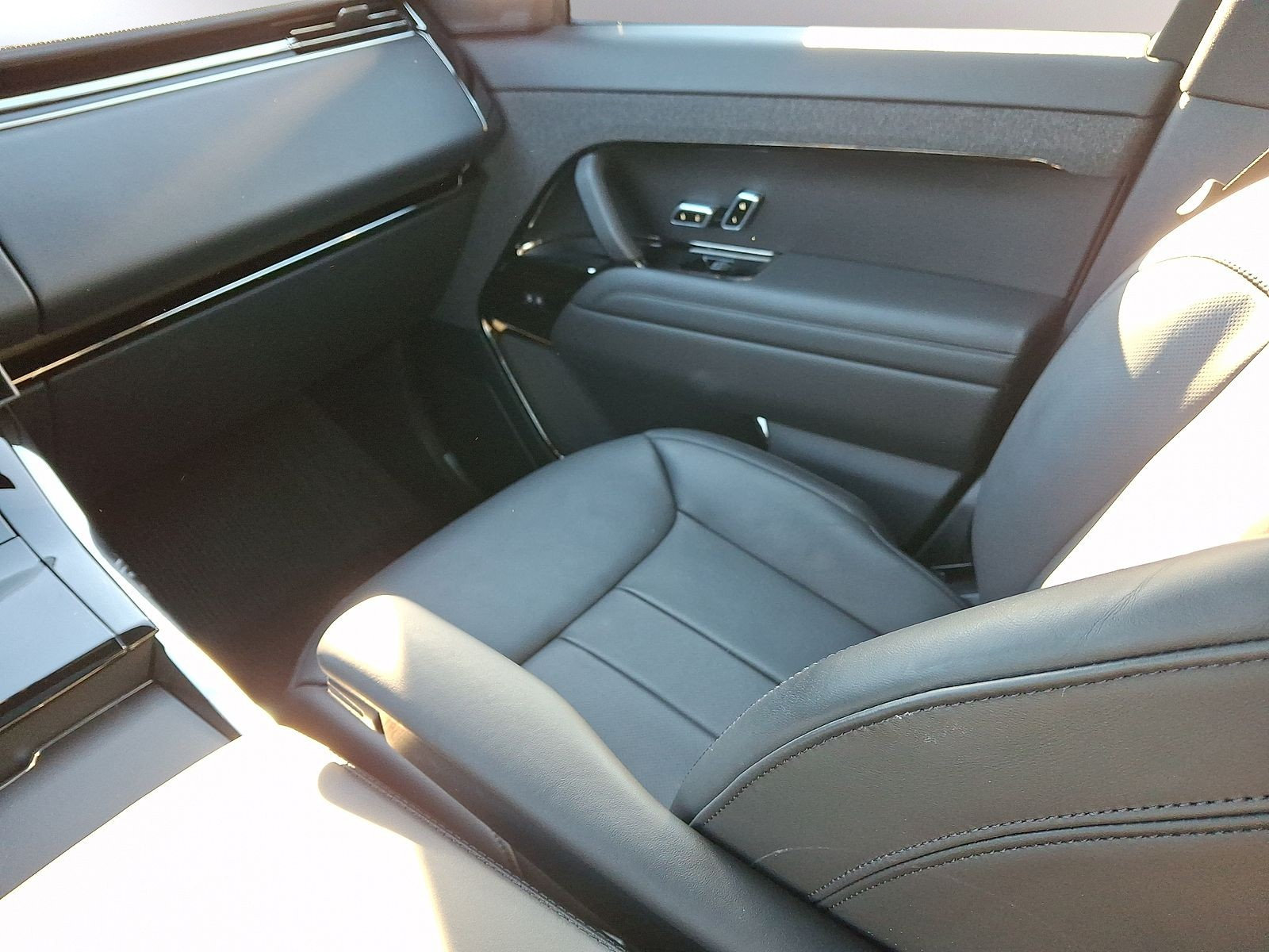Used 2024 Land Rover Range Rover Sport SE AWD/4WD image 4