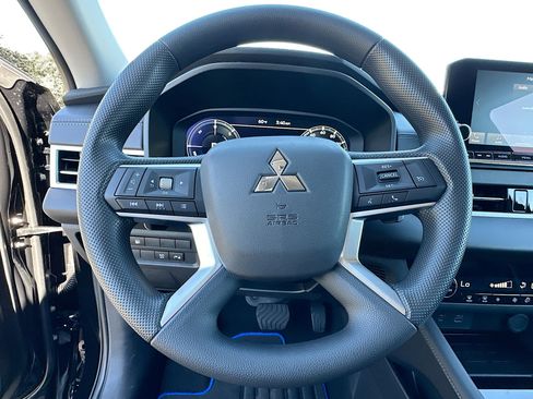 New 2025 Mitsubishi Outlander ES image 7