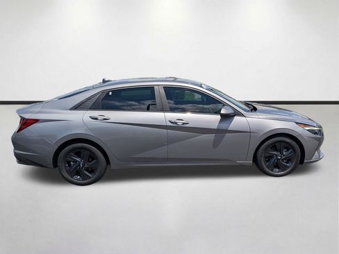 Used 2023 Hyundai Elantra SEL w/ Cargo Package FWD image 3