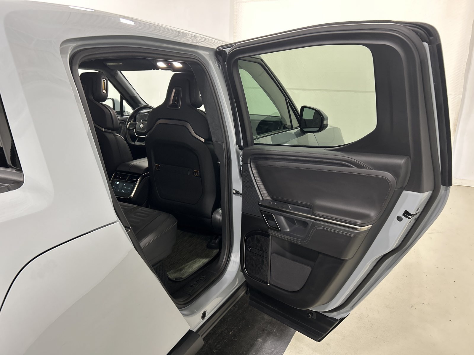 Used 2023 Rivian R1T Adventure Dual AWD/4WD image 19