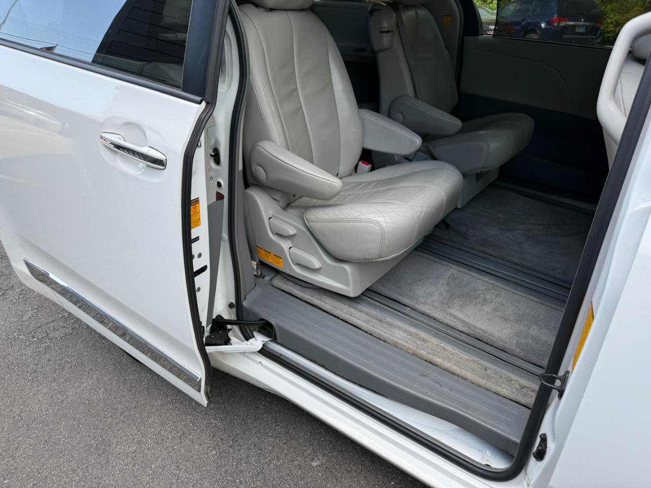 Used 2013 Toyota Sienna XLE w/ Entertainment Pkg FWD image 53