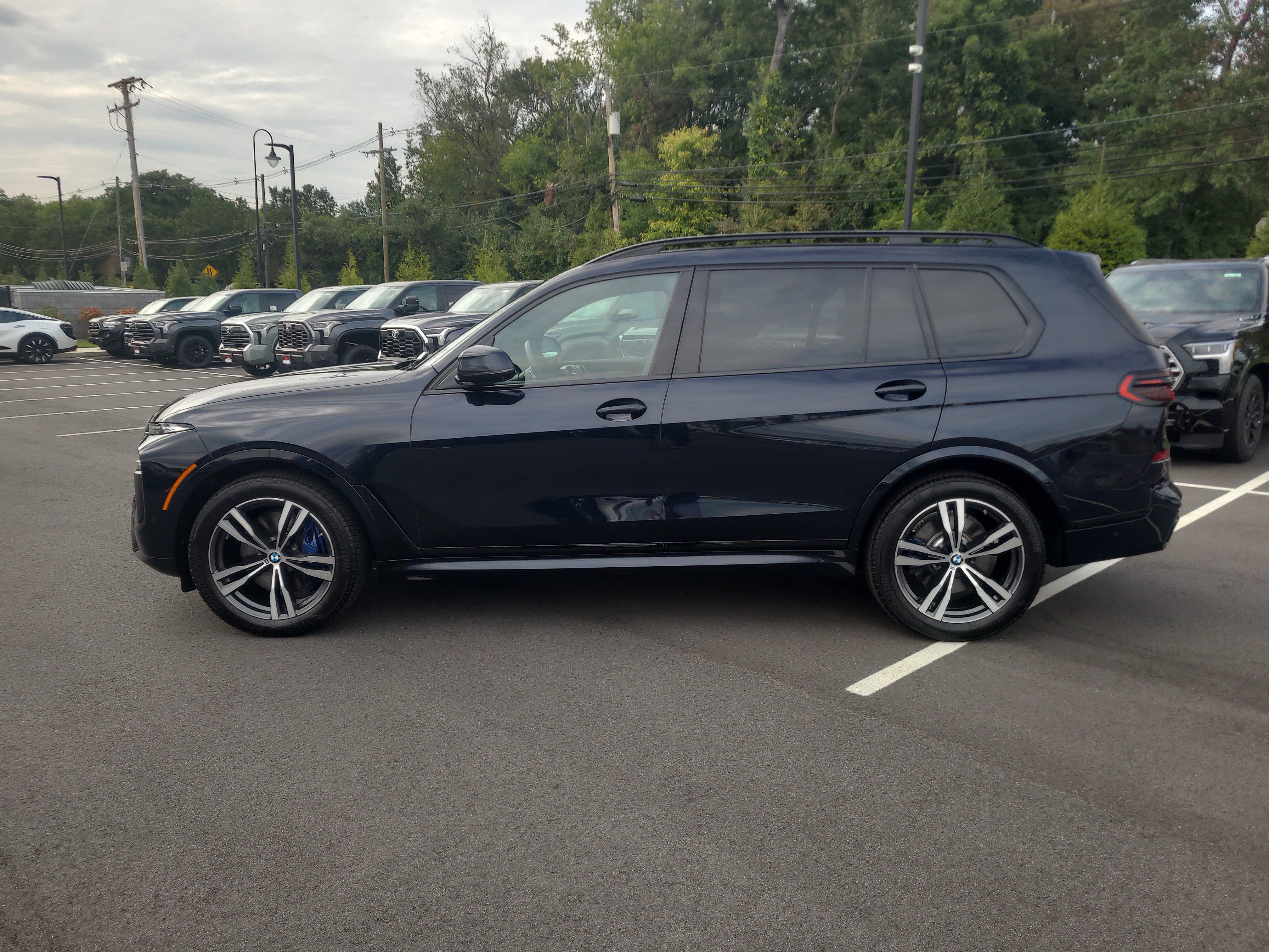 Used 2025 BMW X7 xDrive40i w/ M Sport Package AWD/4WD image 8