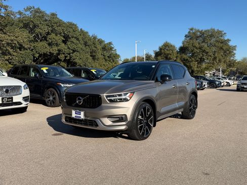 Used 2022 Volvo XC40 T4 R-Design w/ Advanced Package image 2