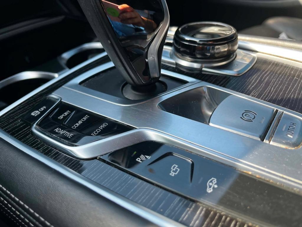 Used 2018 BMW 750i xDrive AWD/4WD image 38