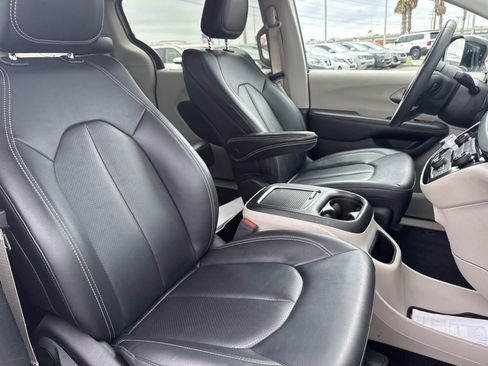 Used 2024 Chrysler Pacifica Touring-L FWD image 13