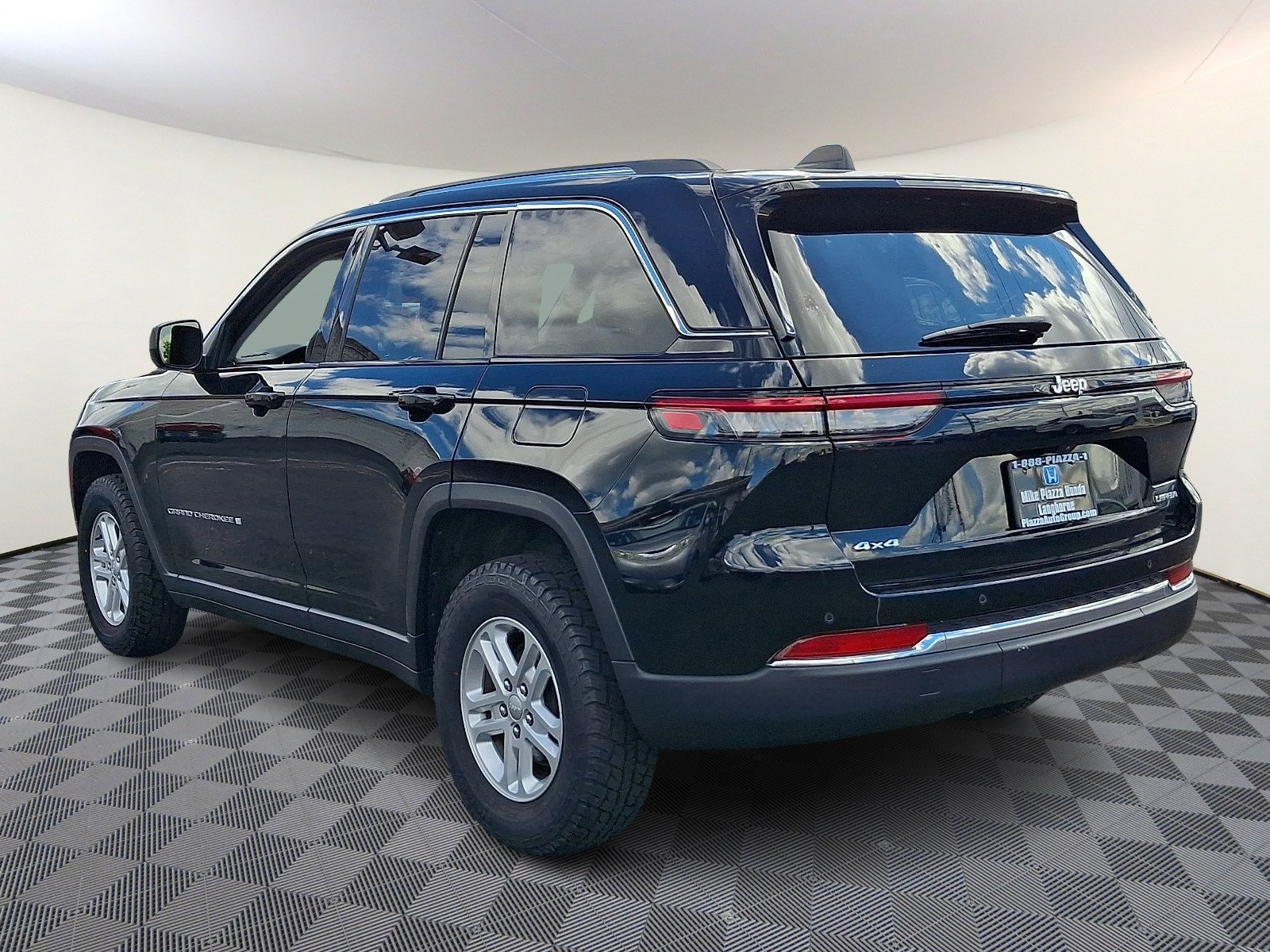 Used 2023 Jeep Grand Cherokee Laredo w/ Luxury Tech Group I AWD/4WD image 5