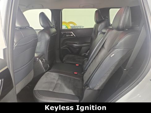Used 2024 Mitsubishi Outlander AWD image 11