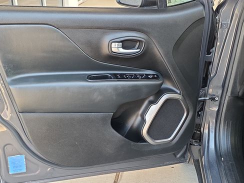 Used 2022 Jeep Renegade Latitude AWD/4WD image 11