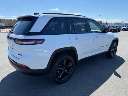 Used 2025 Jeep Grand Cherokee Limited w/ Black Appearance Package image 10