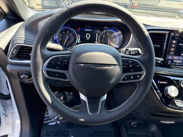New 2027 Chrysler Pacifica Select AWD/4WD image 19