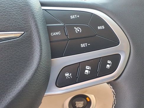 Certified 2024 Chrysler Pacifica Limited AWD/4WD image 10