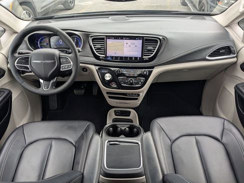 Used 2024 Chrysler Pacifica Select image 15