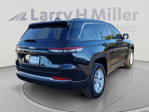 Used 2023 Jeep Grand Cherokee Laredo w/ Luxury Tech Group I RWD image 5