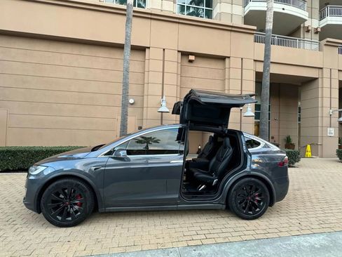 Used 2017 Tesla Model X 90D image 9