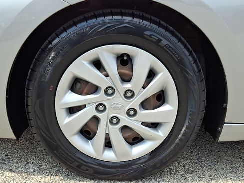 Used 2020 Hyundai Elantra SE FWD image 9