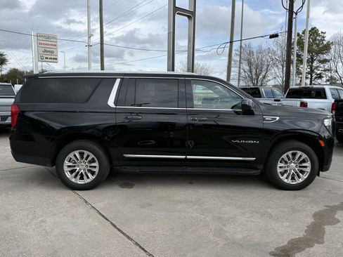 Used 2024 GMC Yukon XL SLT image 3