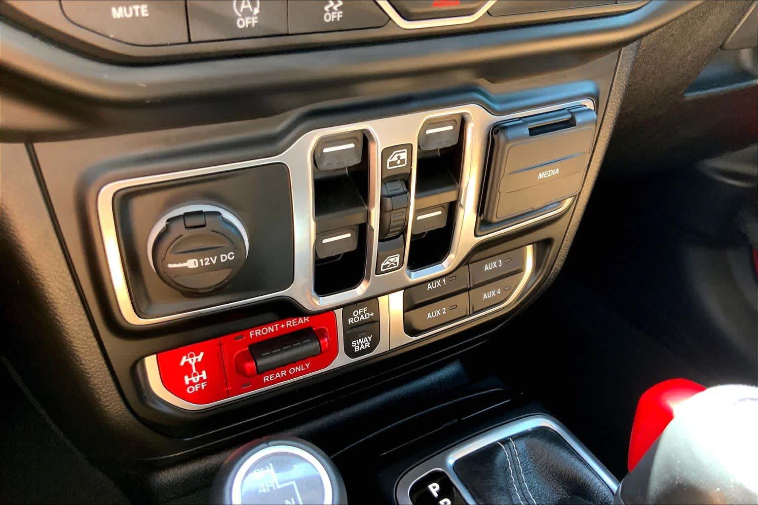 Used 2023 Jeep Gladiator Rubicon w/ Cold Weather Group AWD/4WD image 34