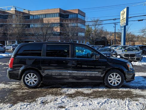 Used 2013 Chrysler Town & Country Touring image 6