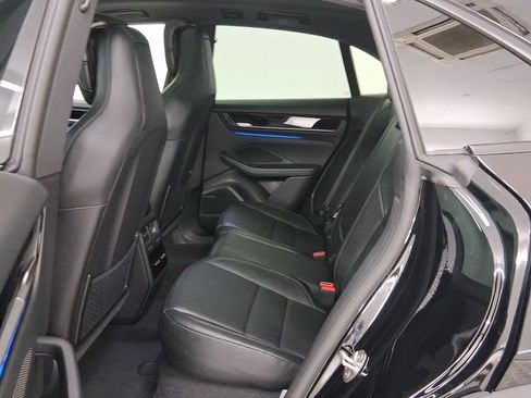 New 2025 Porsche Macan Electric image 13