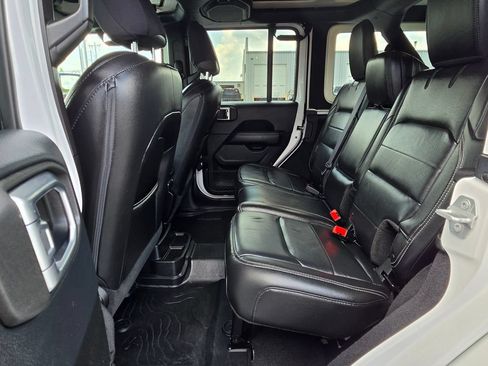 Used 2018 Jeep Wrangler Unlimited Sahara AWD/4WD image 32
