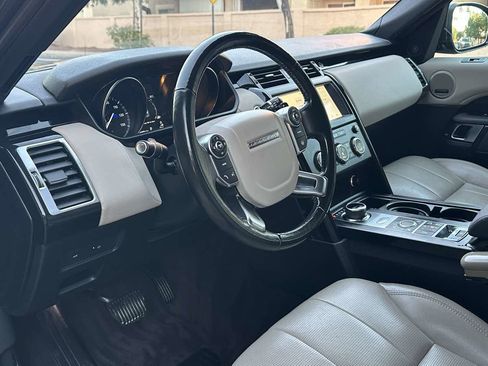 Used 2018 Land Rover Discovery SE image 12